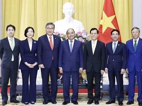 President Nguyen Xuan Phuc (fourth from left), the RoK’s Minister of Foreign Affairs Park Jin (third from left) and officials pose for a group photo. (Photo: VNA)