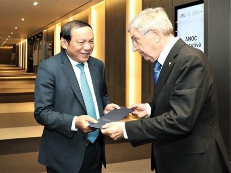 Minister of Culture, Sports and Tourism Nguyen Van Hung (L) and President of the International Olympic Committee (IOC) Thomas Bach in Seoul on October 18 (Photo: VNA)