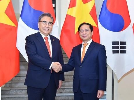 Minister of Foreign Affairs Bui Thanh Son (R) and his RoK counterpart Park Jin in Hanoi on October 18 (Photo: VNA)