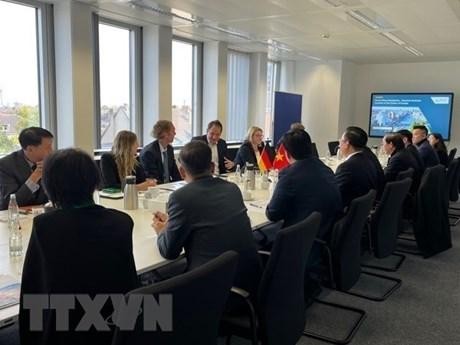 A discussion on Vietnam - Germany logistics cooperation at the headquarters of the Düsseldorf trade and investment promotion agency. (Source: VNA)