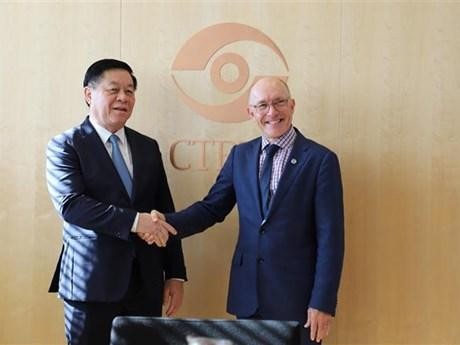 Secretary of the CPV Central Committee and Chairman of its Commission for Information and Education Nguyen Trong Nghia (L) and Robert Floyd, Executive Secretary of the Comprehensive Nuclear-Test-Ban Treaty Organisation. (Photo: VNA) 