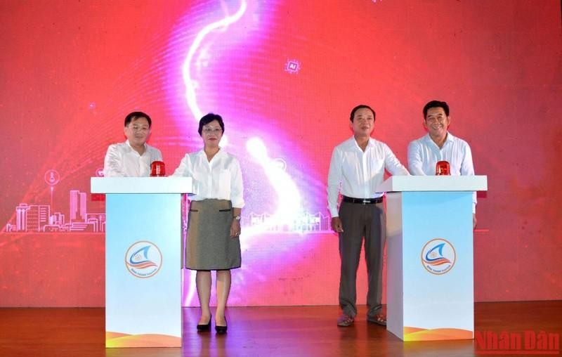 Delegates press a button to open the Binh Thuan Online Travel Fair 2022