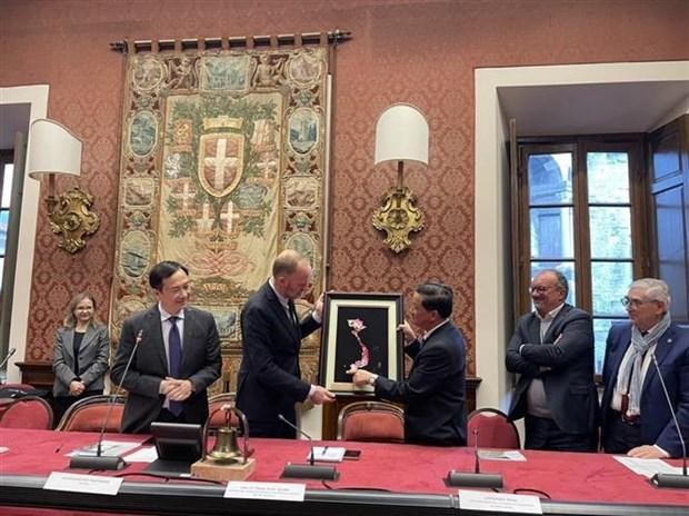 Secretary of Lam Dong province's Party Committee Tran Duc Quan hands over an embroidered picture featuring Vietnam map to Alessandro Rapinese, Mayor of Como City. (Photo: VNA) 