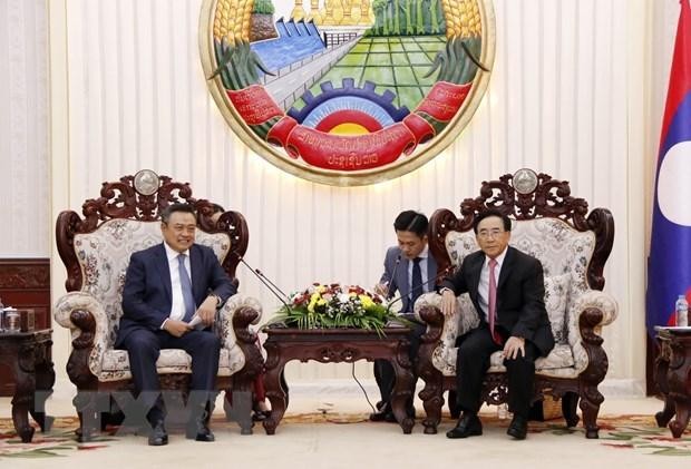 Lao Prime Minister Phankham Viphavanh (R) and Chairman of the Hanoi People’s Committee Tran Sy Thanh (Photo: VNA)