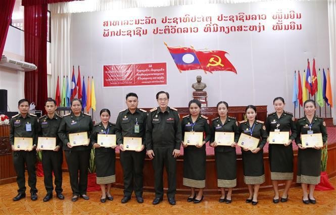 Trainees receive certificates after the Vietnamese language training course. (Photo: VNA)