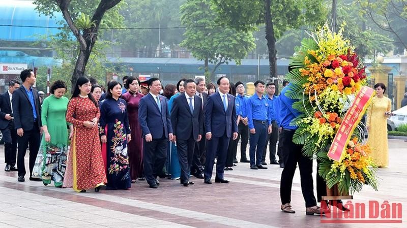 The Hanoi leaders pay tribute to Vladimir Ilyich Lenin at his statue in Ba Dinh district. (Photo: NDO)