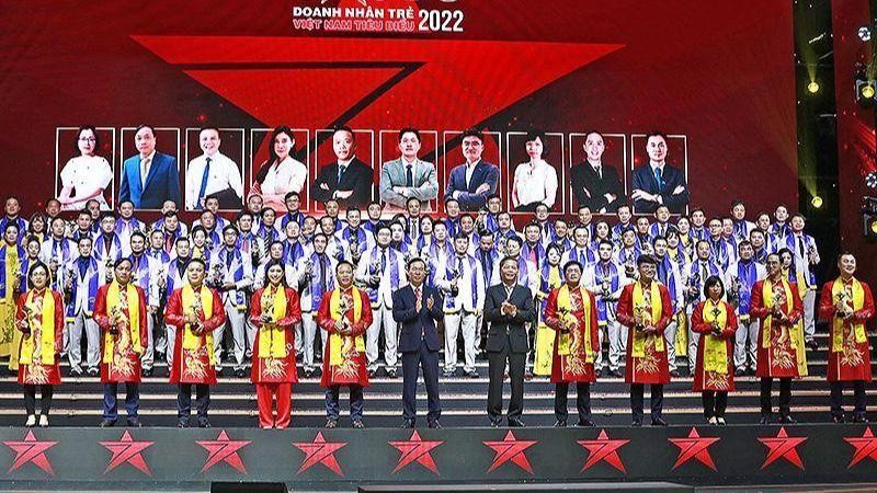 Politburo members Vo Van Thuong and Tran Tuan Anh (6th and 7th from left, front row) awarded the 2022 Red Star Award to 10 excellent young entrepreneurs.