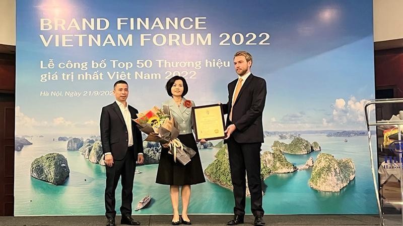 Brand Finance representative awarded the certificate "Vinamilk - The 6th largest milk brand in the world" to Bui Thi Huong - CEO of Vinamilk.