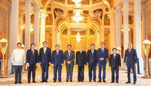 Prime Minister Pham Minh Chinh (4th from left) in a group photo with Cambodian King Norodom Sihamoni (6th from left) and other ASEAN leaders (Photo: VNA)
