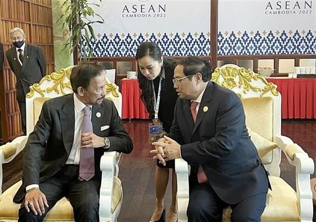 Prime Minister Pham Minh Chinh (R) meets with Sultan Haji Hassanal Bolkiah of Brunei (Photo: VNA)