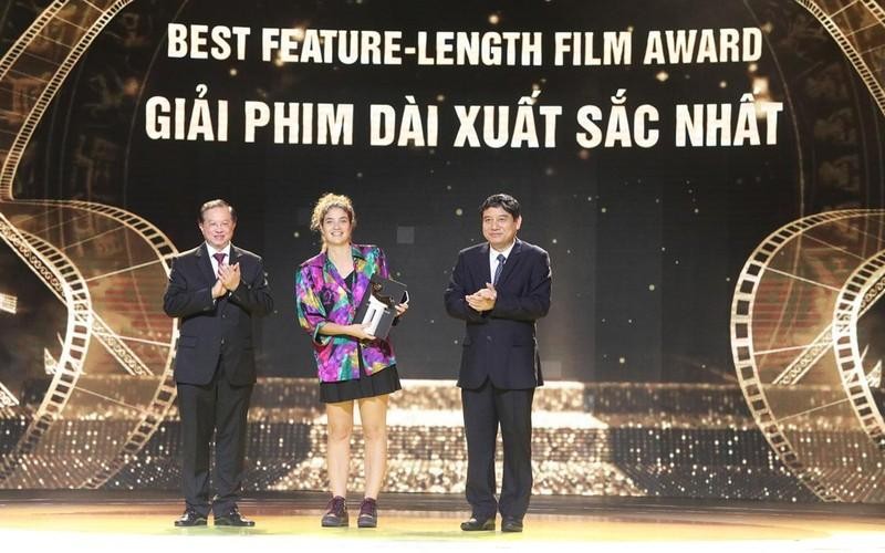 The representative of the Paloma film crew received the award. (Photo: KHIEU MINH)