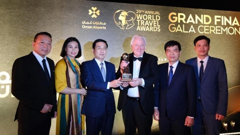The representative of Vinh Phuc Province received the World Travel Awards. (Source: baovinhphuc.vn)