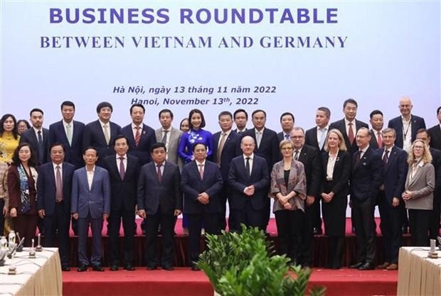 Prime Minister Pham Minh Chinh (front, sixth from left), German Chancellor Olaf Scholz (front, seventh from left) and other participants in the business roundtable in Hanoi on November 13. (Photo: VNA)
