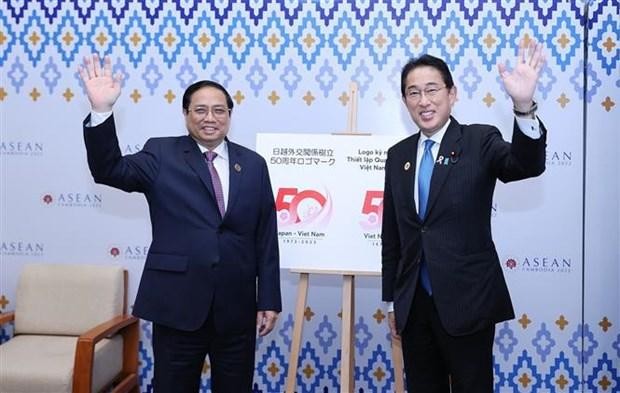 Vietnamese Prime Minister Pham Minh Chinh (L) and his Japanese counterpart Kishida Fumio. (Photo: VNA)