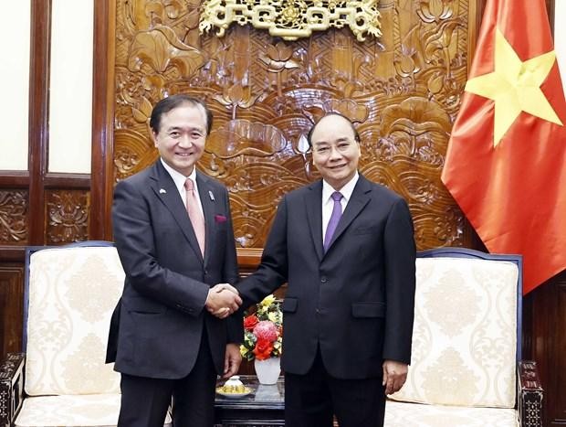 President Nguyen Xuan Phuc (right) shakes hands with Kuroiwa Yuji, governor of Kanagawa prefecture of Japan. (Photo: VNA)