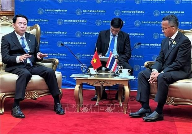 Deputy Minister of Public Security Le Quoc Hung (L) and Thai Minister of Justice Somsak Thepsuthin (Photo: VNA)