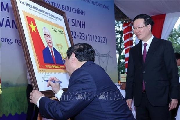 Prime Minister Pham Minh Chinh signs on a stamp. (Photo: VNA)