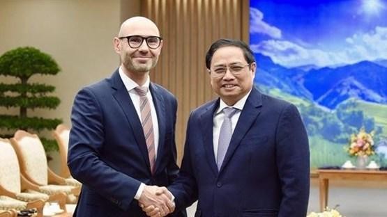 Prime Minister Pham Minh Chinh (R) and Secretary-General of the Permanent Court of Arbitration (PCA) Marcin Czepelak (Photo: VNA)
