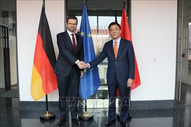 Vietnamese Minister of Justice Le Thanh Long (R) and German counterpart Marco Buschmann (Photo: VNA)