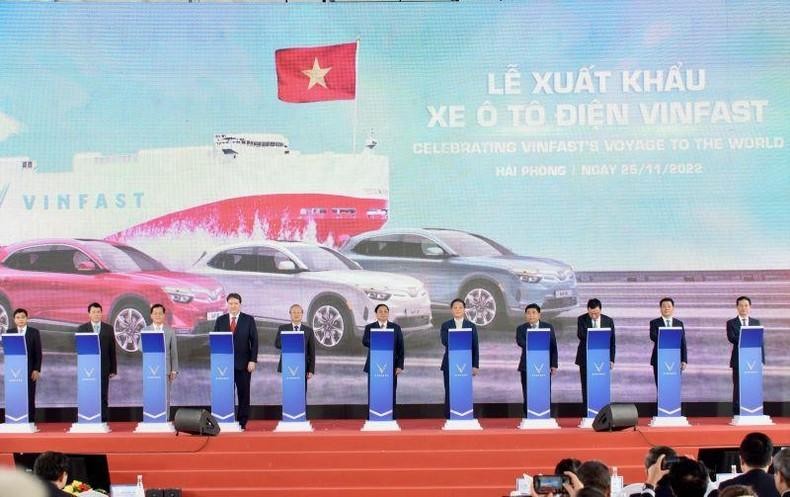 Prime Minister Pham Minh Chinh (C) and other delegates attend the ceremony to export the first batch of VinFast electronic vehicles to the US. (Photo: NDO)