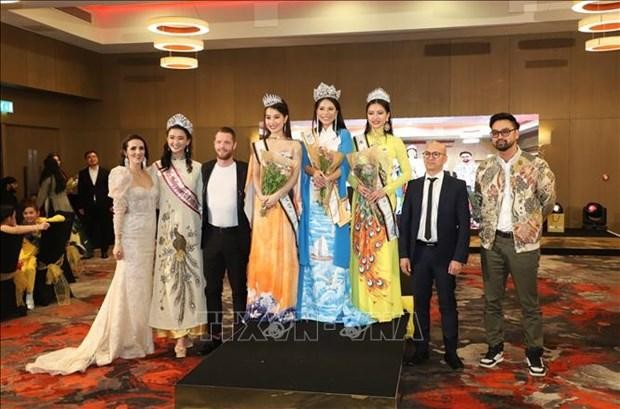 Three winners of Miss Ao Dai Vietnam UK 2022 posing for a photo with the jury (Photo: VNA)