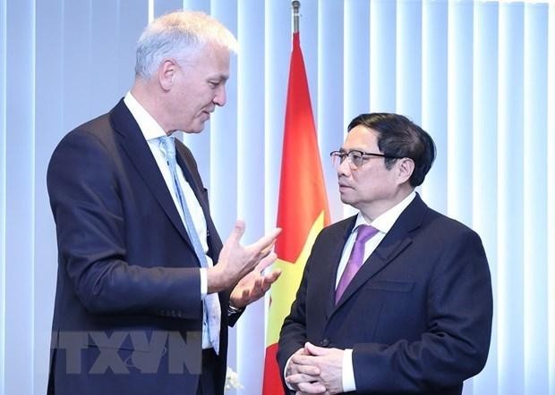 Prime Minister Pham Minh Chinh (R) receives President of the Belgian-Vietnamese Alliance (BVA) Andries Gryffroy (Photo: VNA) 