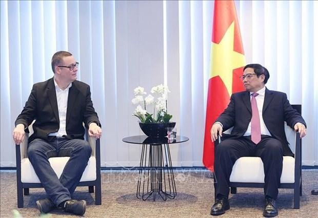 Prime Minister Pham Minh Chinh (R) and President of the Workers’ Party of Belgium Raoul Hedebouw (Photo: VNA) 