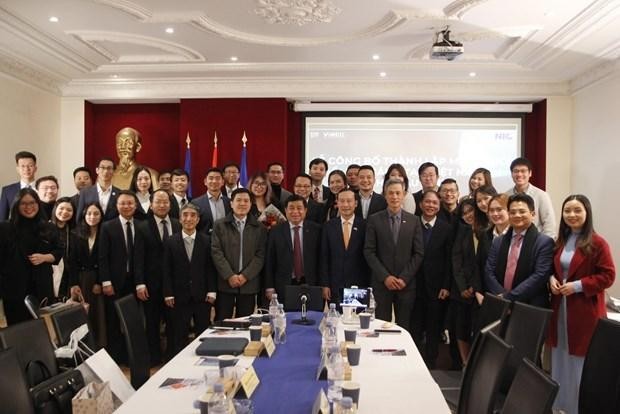 Minister of Planning and Investment Nguyen Chi Dung (C, first line) poses for a photo with VINEU members. (Photo: VNA)