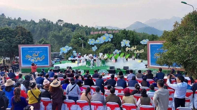 The opening scene of 2022 Binh Lieu Flower Festival.
