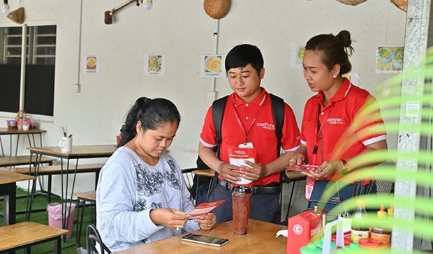 Metfone staff assist a customer (Source: Khmer Times)