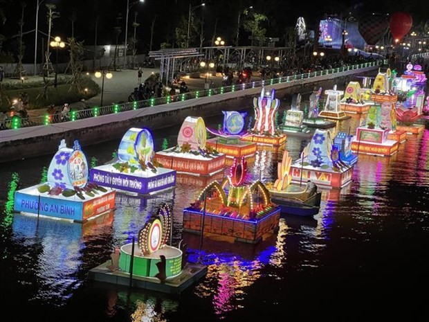 Lantern festival lights up Ninh Kieu night (Photo: VNA)
