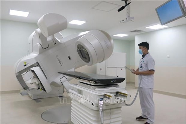 A technician operates a modern medical equipment in Ho Chi Minh city's Oncology Hospital 2. (Photo: VNA)