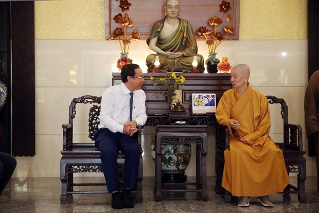 Secretary of the HCM City Party Committee Nguyen Van Nen (L) visits Most Venerable Thich Tri Quang, Supreme Patriarch of the Patronage Council of the Vietnam Buddhist Sangha, on January 9. (Photo: VNA)