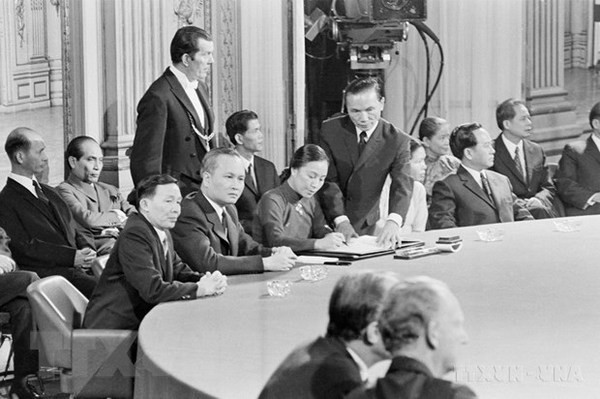Nguyen Thi Binh, Minister of Foreign Affairs of the Provisional Revolutionary Government of the Republic of South Vietnam, signs the Paris Peace Accords in Paris on January 27, 1973. (Photo: VNA)