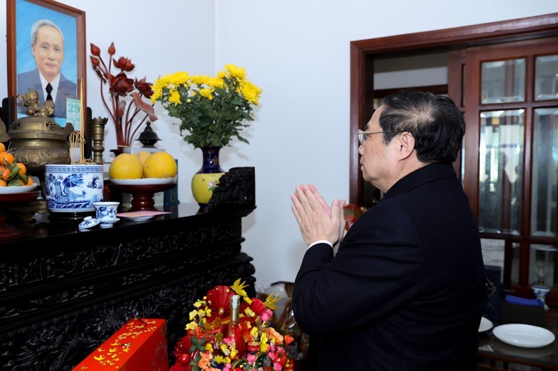 Prime Minister Pham Minh Chinh pays tribute to late Prime Minister Pham Van Dong. (Photo: VNA)