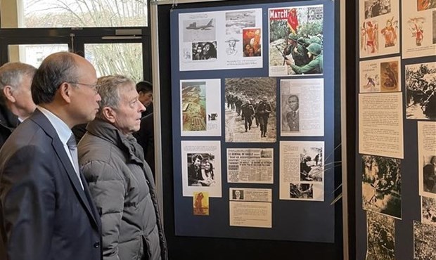 People visit the exhibition of photos, documents and newspapers on the wartime in Vietnam held in Verrières-le-Buisson city on the outskirts of Paris. (Photo: VNA)