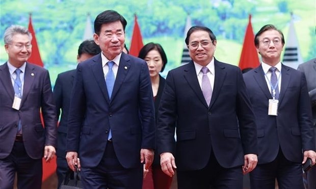 Speaker of the National Assembly of the Republic of Korea Kim Jin-pyo (left, first row) and Prime Minister Pham Minh Chinh (right, first row). (Photo: VNA)