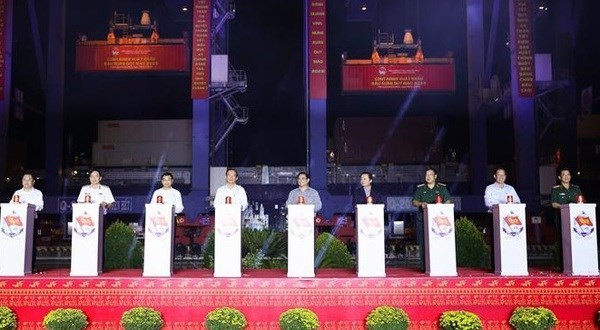 Prime Minister Pham Minh Chinh and participants press the buttons to launch lunar new year operations of Tan Cang-Cat Lai port (Photo: VNA)
