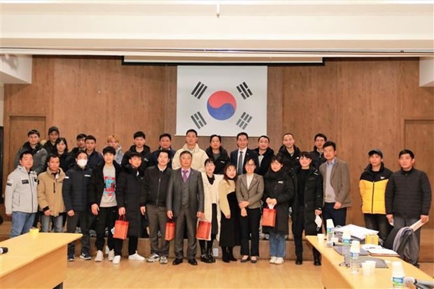 Colab delegation posing for a photo with Vietnamese workers in RoK (Photo: VNA)