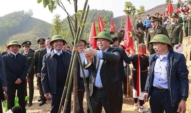 National Assembly (NA) Chairman Vuong Dinh Hue (C) plants a tree in Tuyen Quang (Photo: VNA)