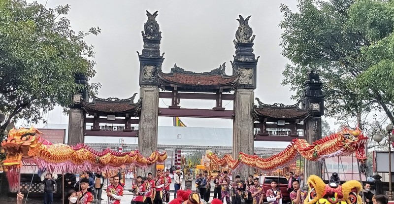Thousands of visitors from all over the world attended the traditional ceremonies on the first day of the Thai Binh’s Tran Temple Festival.