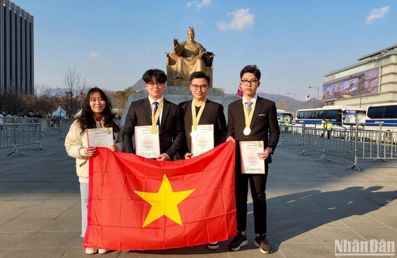 Four students from Le Hong Phong High School for the Gifted (Nam Dinh province) won the gold medals at WICO in the RoK.