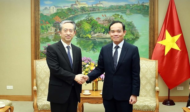 Deputy Prime Minister Tran Luu Quang (R) and Chinese Ambassador to Vietnam Xiong Bo at their meeting in Hanoi on February 8 (Photo: VGP)