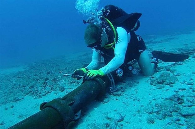 A worker fixes a rupture on a submarine cable. (Photo: ictnews.vietnamnet.vn)