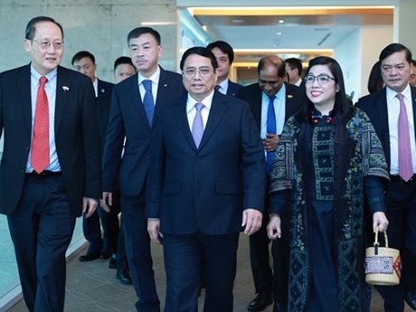 Prime Minister Pham Minh Chinh, his spouse, and a high-ranking Vietnamese delegation arrive in Changi Airport on February 8 afternoon. (Photo: VNA)