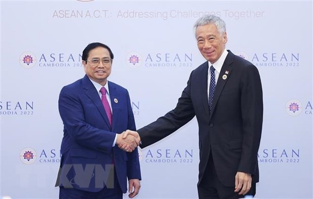 Vietnamese Prime Minister Pham Minh Chinh (L) meets his Singaporean counterpart on the sidelines of 40th and 41st ASEAN Summits (Photo: VNA)