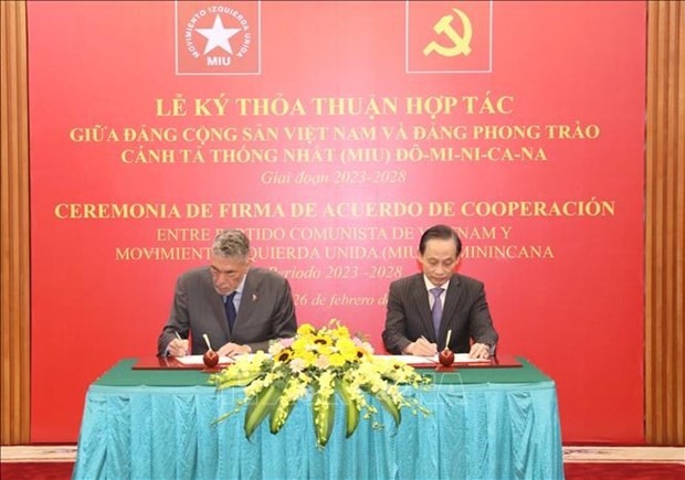 Le Hoai Trung (R), member of the CPV Central Committee and head of its Commission for External Relations, and Miguel Mejia, General Secretary of the MIU sign the agreement (Photo: VNA)