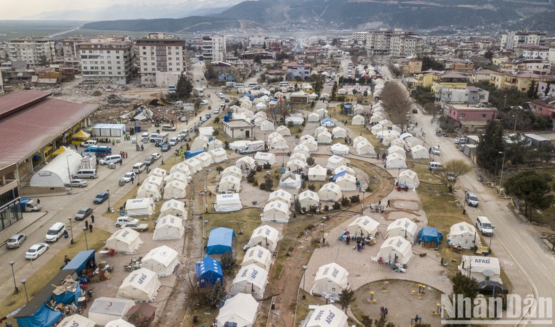 According to incomplete statistics, the earthquakes on February 6 affected about 20 million people in Turkey. More than 160,000 buildings, with more than 520,000 apartments, collapsed or were severely damaged. Currently, millions of Turkish people are forced to stay in temporary shelters in the cold weather.