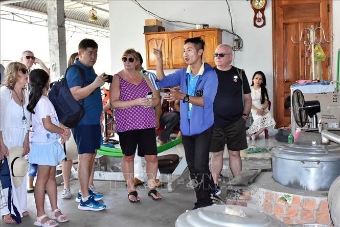Foreign tourists of the Spectrum of the Seas cruise ship are visiting the traditional craft of winemaking in Ba Ria city, Ba Ria-Vung Tau province on February 26. (Photo: VNA)