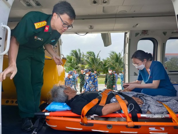 The patient lies inside the helicopter (Source: baokhanhhoa.vn)